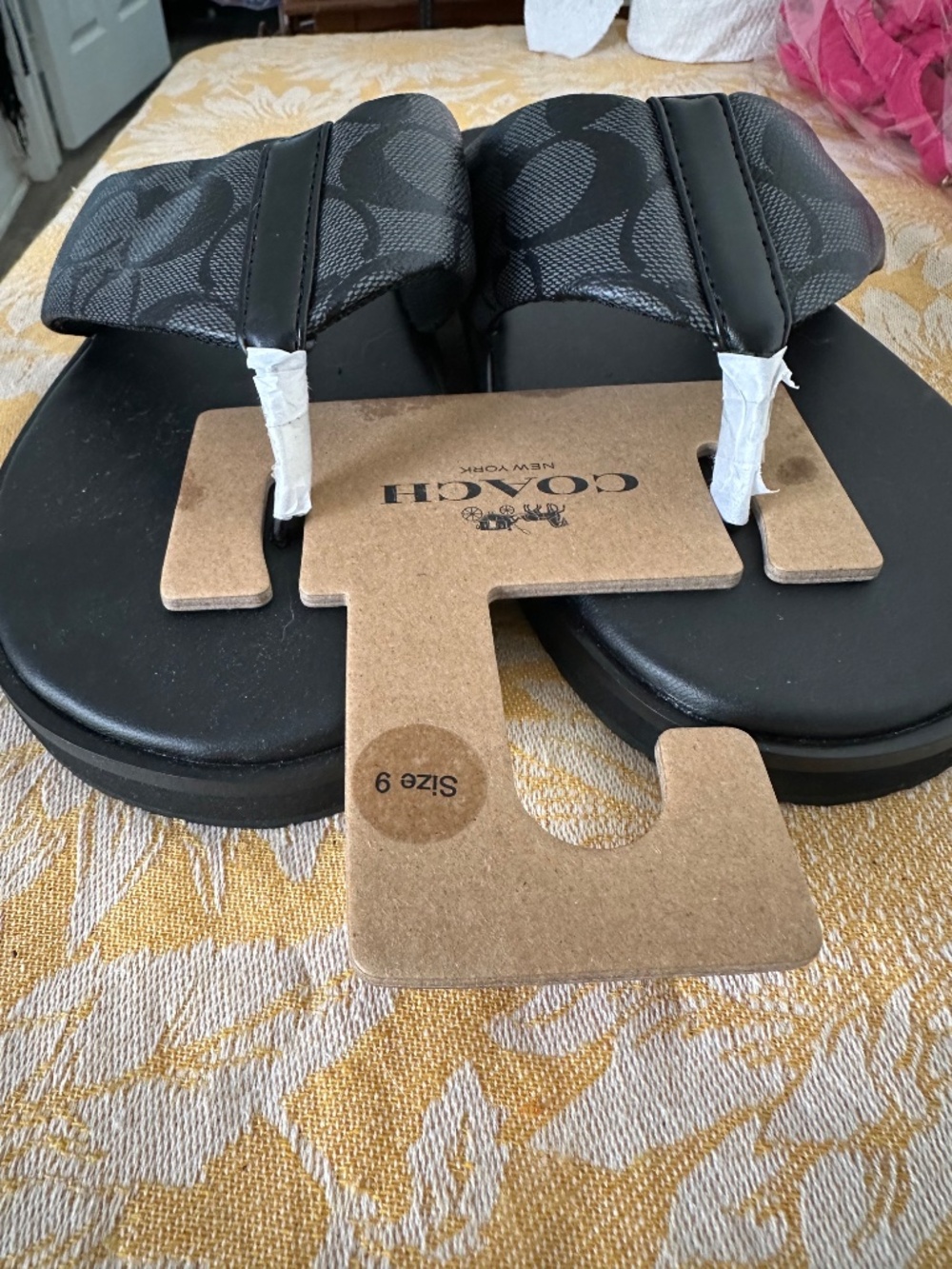 NWT. Coach signature canvas Flip Flops in mens size: 9 - Picture 3 of 10
